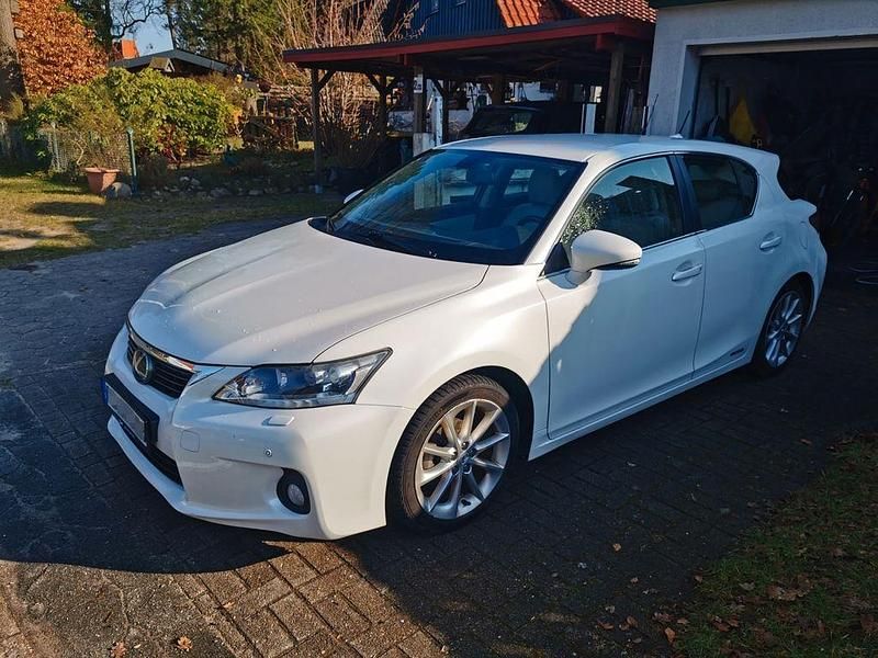 Gebraucht Lexus CT200h 99 PS (72 kW) 2011 Weiß Limousine