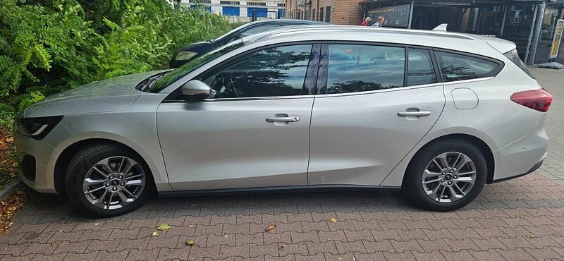 Silber Gebraucht 2022 Ford Focus Titanium Kombi | 18.000 € (Etwas zu teuer) - Bild 1/4