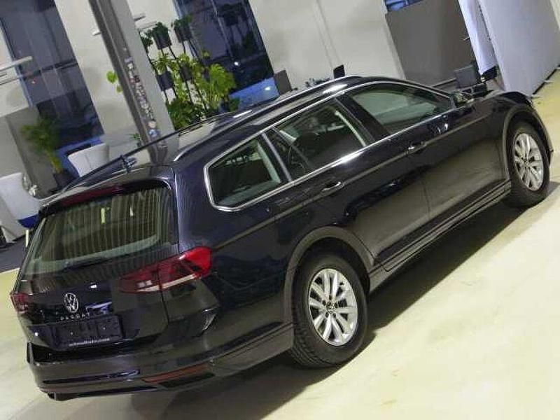 Gebraucht VW Passat Business 150 PS (110 kW) 2023 Deep black pearlescent (metallic) Kombi