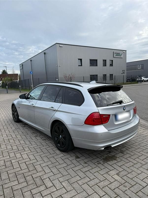 Gebraucht BMW 318 143 PS (105 kW) 2010 Silber Kombi