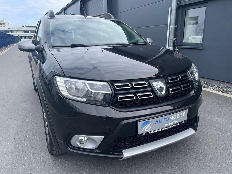 Schwarz Gebraucht 2017 Dacia Sandero Stepway Kleinwagen | 4.990 € (Fairer Preis) - Bild 1/4