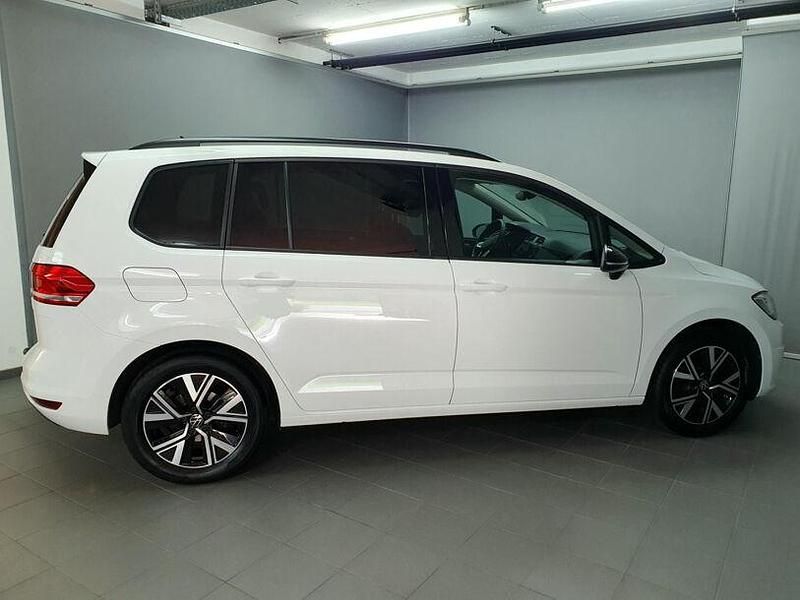 Gebraucht VW Touran Highline 150 PS (110 kW) 2024 Weiss Van / Kleinbus