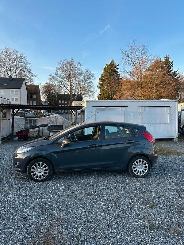 Gebraucht Ford Fiesta Trend 83 PS (61 kW) 2011 Grau Kleinwagen