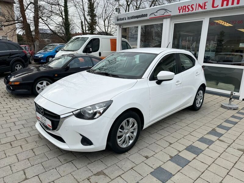 Weiß Gebraucht 2015 Mazda 2 Center-Line Limousine | 9.900 € (Fairer Preis) - Bild 1/4