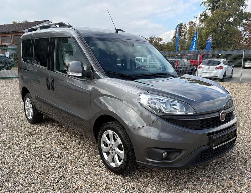 Grau Gebraucht 2018 Fiat Doblò Lounge Van / Kleinbus | 7.990 € (Fairer Preis) - Bild 1/4