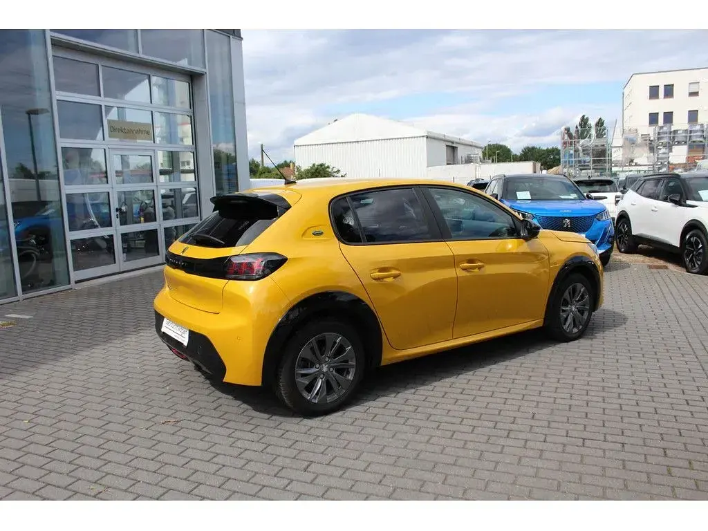 Gebraucht Peugeot e-208 Active 100 kW (136 PS) 2022 Gelb / faro gelb (metallic) Kleinwagen