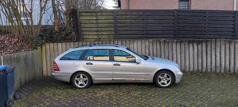 Gebraucht Mercedes 220 143 PS (105 kW) 2002 Silber Kombi