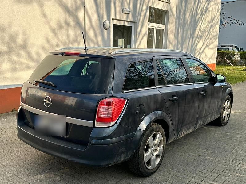 Gebraucht Opel Astra Edition 116 PS (85 kW) 2010 Grau Kombi