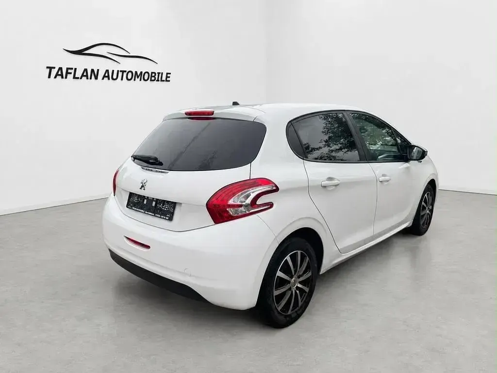Gebraucht Peugeot 208 Style 82 PS (60 kW) 2015 Weiß Kleinwagen
