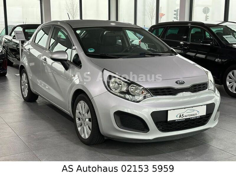 Silber Gebraucht 2014 Kia Rio Edition 7 Limousine | 7.950 € (Etwas zu teuer) - Bild 1/4