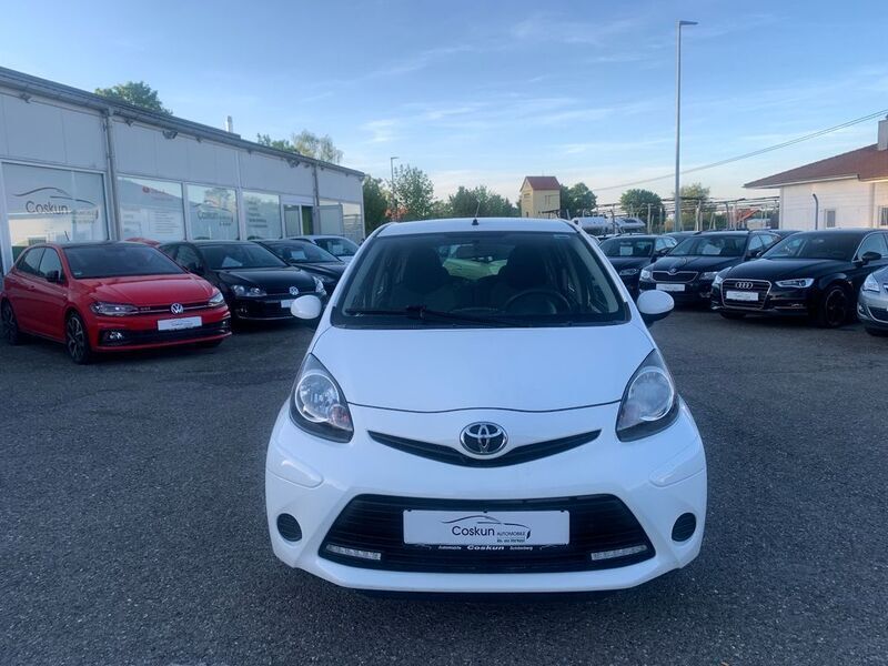 Gebraucht Toyota Aygo Cool 68 PS (50 kW) 2012 Weiß metallic Kleinwagen