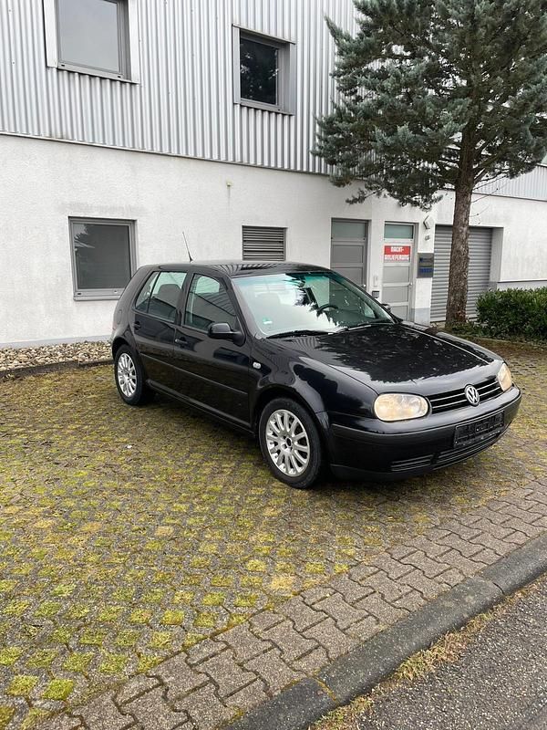 Schwarz Gebraucht 2000 VW Golf IV Kleinwagen | 2.550 € - Bild 1/4