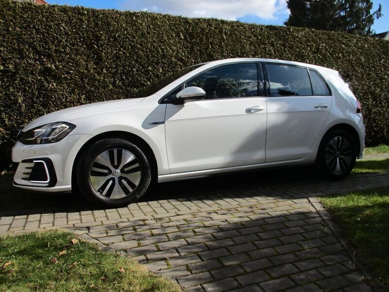Pure white Gebraucht 2018 VW Golf VII GTE Limousine | 21.099 € (Fairer Preis) - Bild 1/4