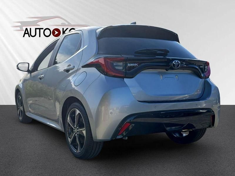 Neu Toyota Yaris Hybrid Style 131 PS (96 kW) 2025 Silber Limousine