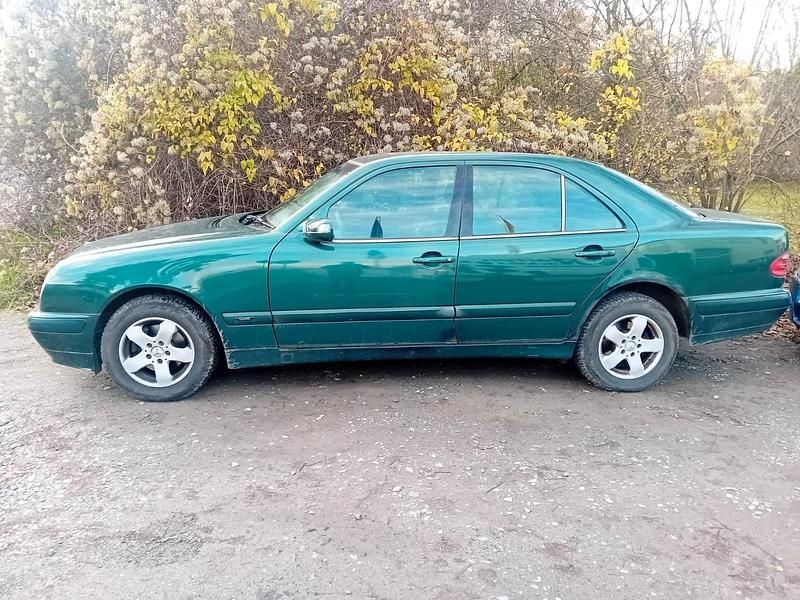 Grün Gebraucht 2000 Mercedes E240 Classic Limousine | 1.000 € - Bild 1/4