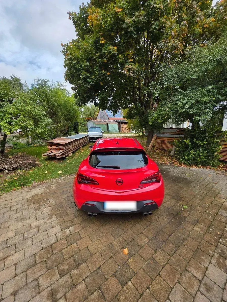 Gebraucht Opel Astra GTC 179 PS (131 kW) 2011 Rot Limousine