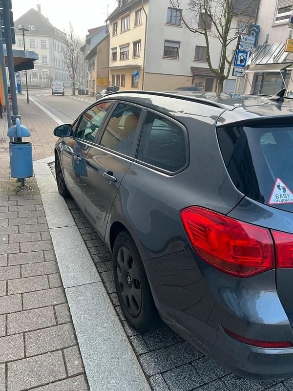 Gebraucht Opel Astra 131 PS (96 kW) 2012 Grau Kombi