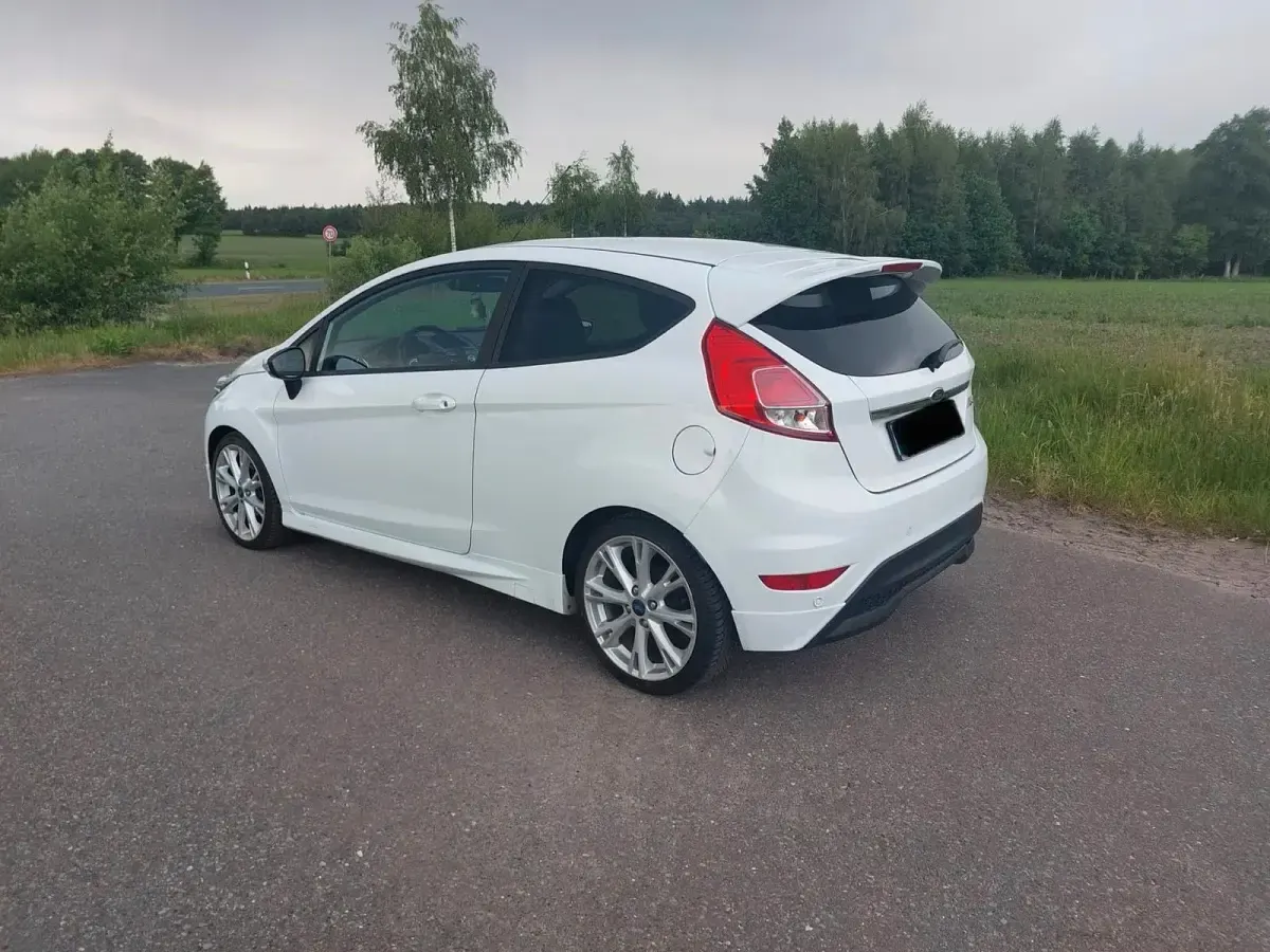 Gebraucht Ford Fiesta Sport 95 PS (69 kW) 2014 Weiß Kleinwagen