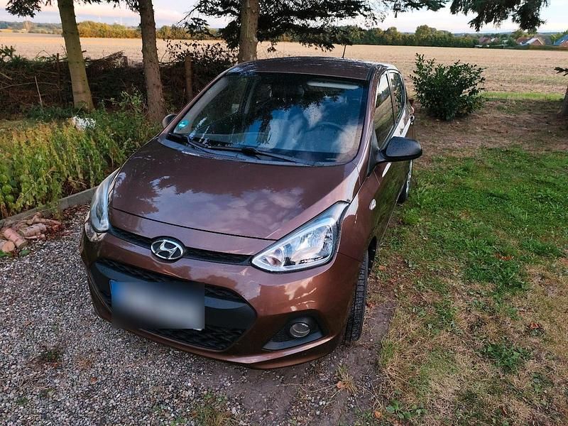 Braun Gebraucht 2016 Hyundai i10 Kleinwagen | 5.999 € (Guter Preis) - Bild 1/1
