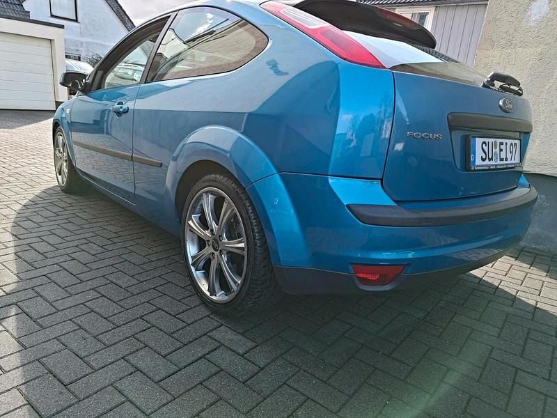 Usata Ford Focus 145 CV (106 kW) 2006 Blu Utilitaria