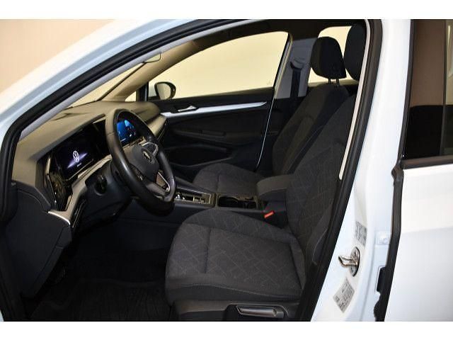 Gebraucht VW Golf VIII Life 131 PS (96 kW) 2022 Pure white Kombi