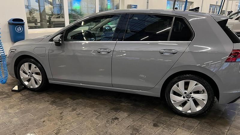 Grau Gebraucht 2020 VW Golf VIII Kleinwagen | 21.000 € (Fairer Preis) - Bild 1/4