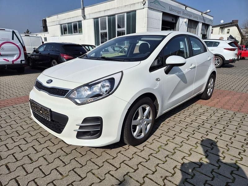 Gebraucht Kia Rio Attract 86 PS (63 kW) 2015 Weiß Limousine