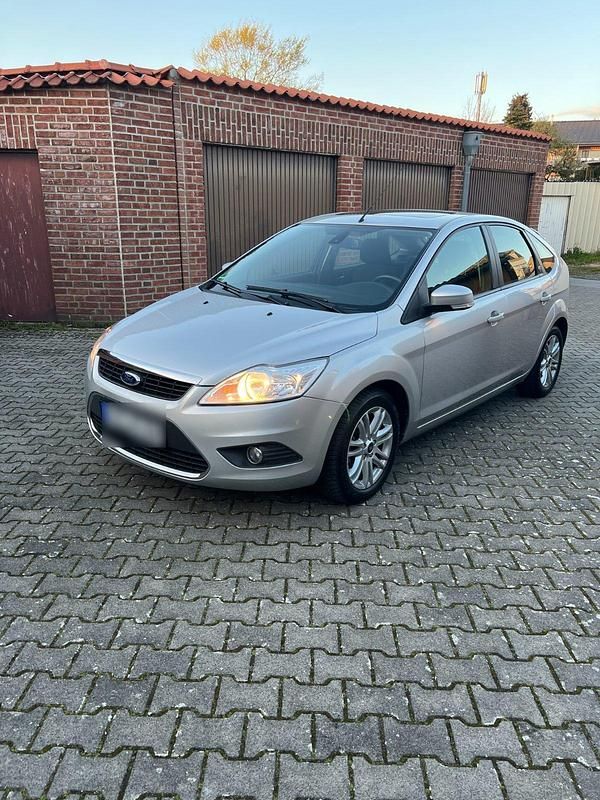 Gebraucht Ford Focus Ghia 125 PS (91 kW) 2010 Silber Limousine