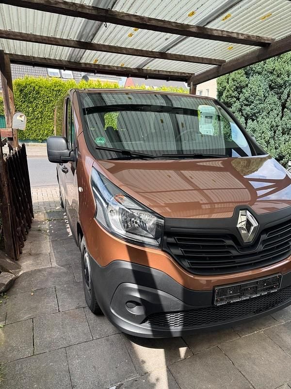 Braun Gebraucht 2017 Renault Traffic Van / Kleinbus | 7.500 € (Etwas zu teuer) - Bild 1/4