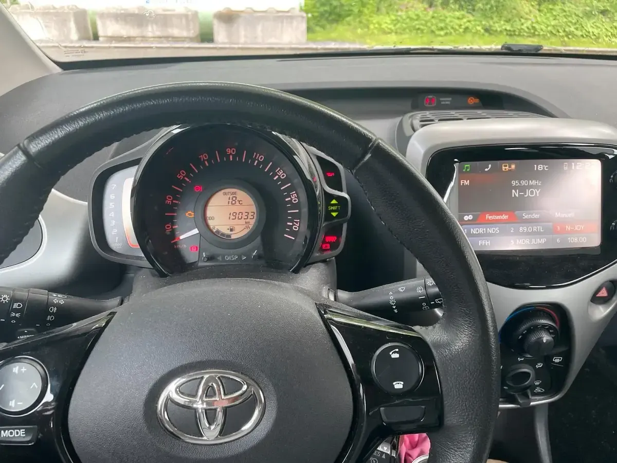 Gebraucht Toyota Aygo X-play 69 PS (50 kW) 2017 Weiß Kleinwagen