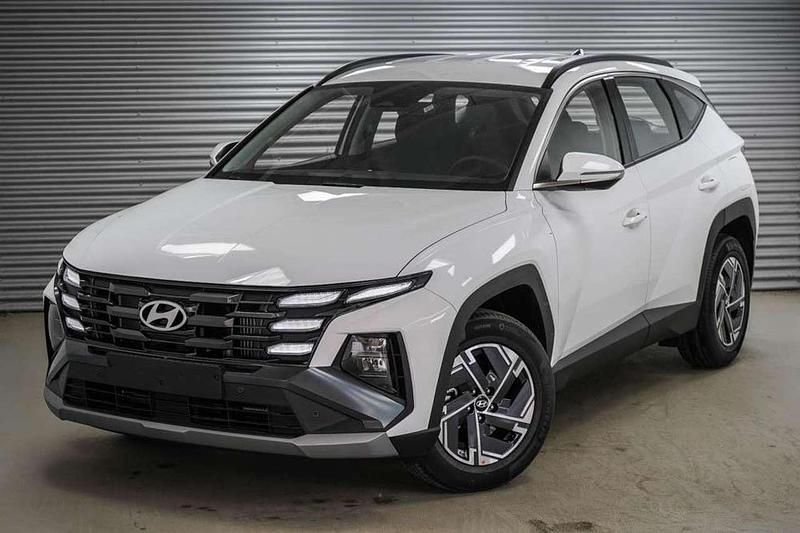 Atlas white uni () Neu 2025 Hyundai Tucson Comfort SUV | 26.979 € (Superpreis) - Bild 1/3