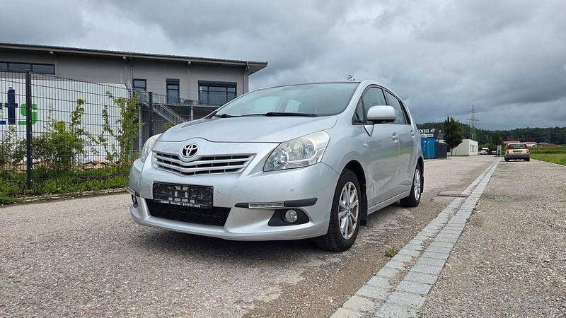 Silber Gebraucht 2011 Toyota Verso Edition Van / Kleinbus | 7.700 € (Guter Preis) - Bild 1/4