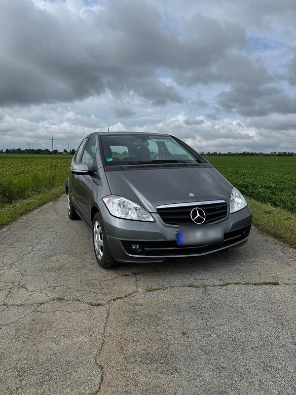 Grau Gebraucht 2011 Mercedes A180 Kleinwagen | 5.800 € (Fairer Preis) - Bild 1/4