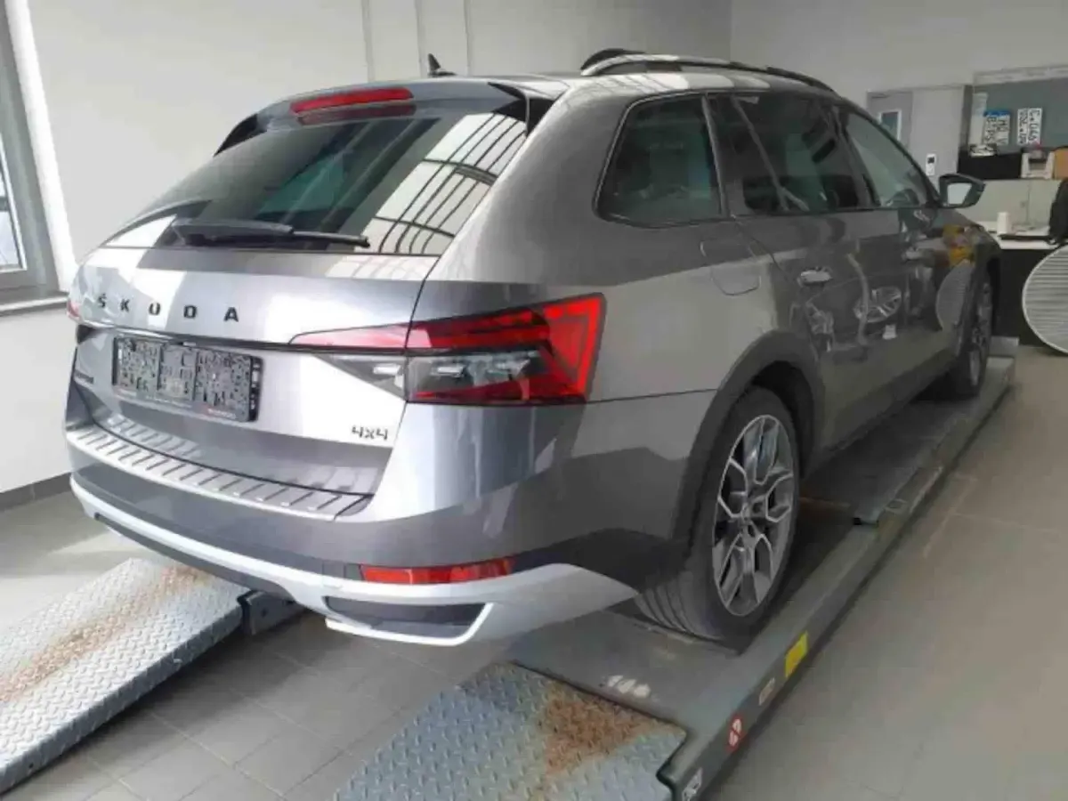 Gebraucht Skoda Superb 200 PS (147 kW) 2023 Graphitegrau metallic Kombi
