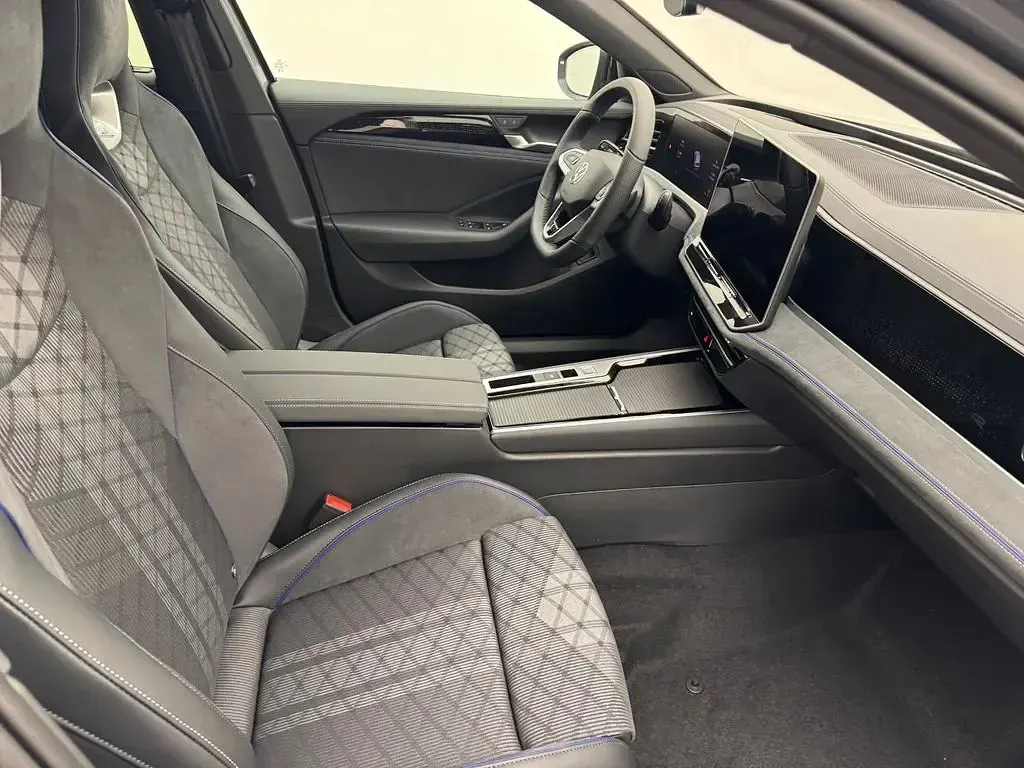 Gebraucht VW Passat R-line 272 PS (200 kW) 2026 Grau Kombi