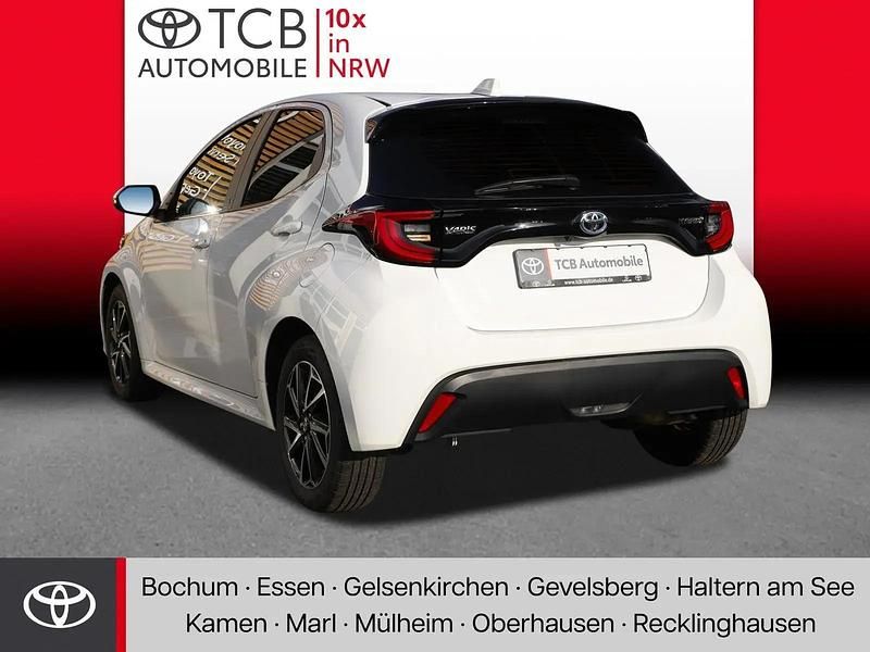 Gebraucht Toyota Yaris Hybrid Basis 116 PS (85 kW) 2022 Schneeweiß Kleinwagen