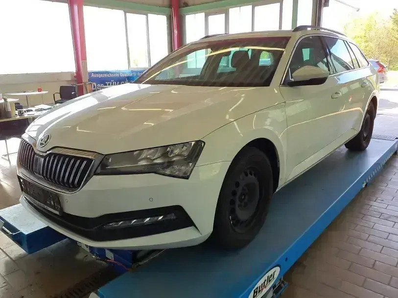 Gebraucht Skoda Superb Ambition 150 PS (110 kW) 2022 Moonweiss metallic Kombi