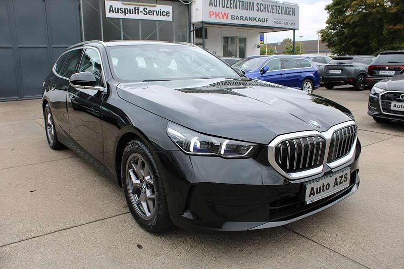 Black sapphire metallic Gebraucht 2024 BMW 520 Kombi | 45.950 € (Superpreis) - Bild 1/4