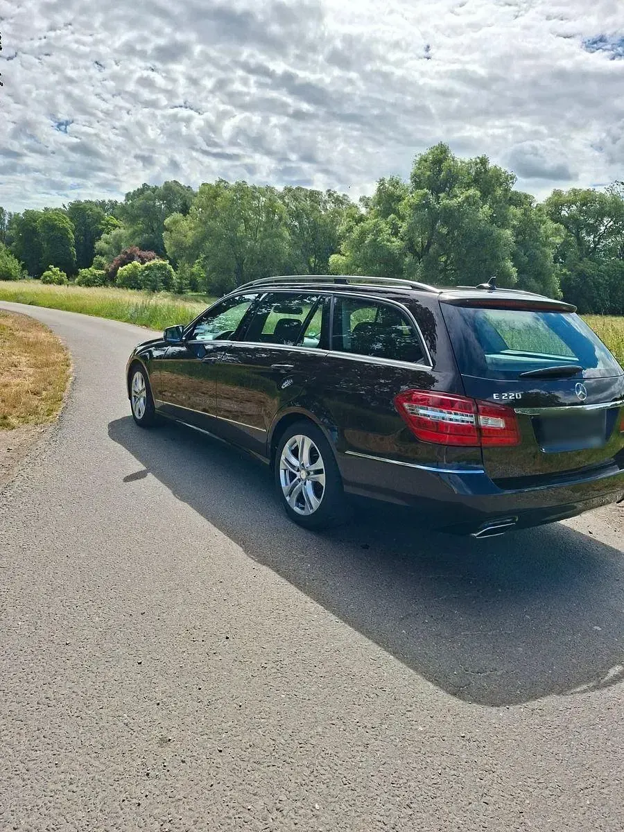 Gebraucht Mercedes E220 Avantgarde 170 PS (125 kW) 2012 Braun Limousine