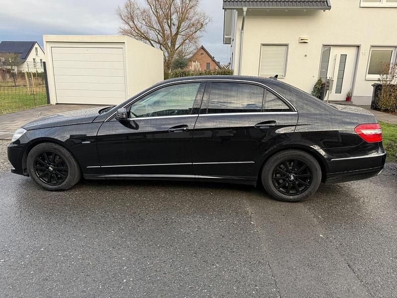 Schwarz Gebraucht 2011 Mercedes E220 Limousine | 12.450 € (Guter Preis) - Bild 1/4