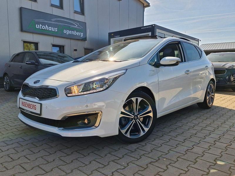 Weiß Gebraucht 2016 Kia Ceed Platinum Limousine | 11.990 € (Fairer Preis) - Bild 1/4