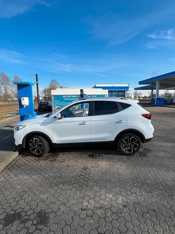 Weiß Gebraucht 2022 MG ZS Luxury Limousine | 16.450 € (Etwas zu teuer) - Bild 1/4