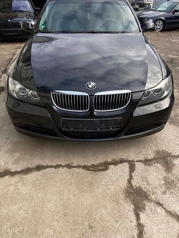 Black sapphire metallic Gebraucht 2005 BMW 320 Limousine | 2.800 € (Guter Preis) - Bild 1/4