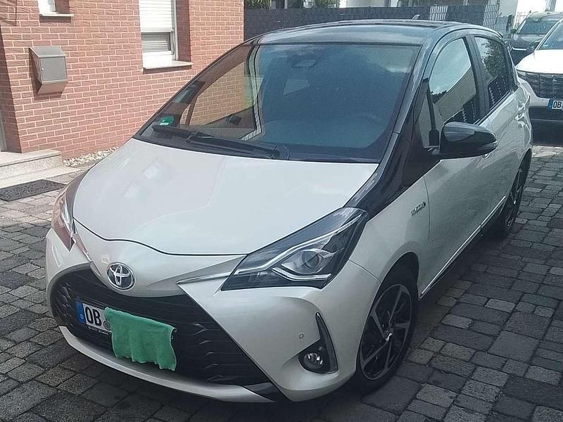 Weiß Gebraucht 2019 Toyota Yaris Hybrid Team Limousine | 14.300 € (Guter Preis) - Bild 1/4