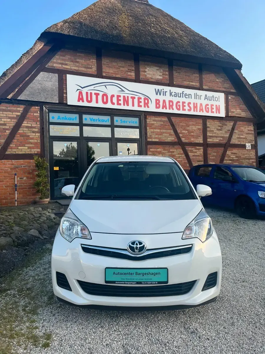 Gebraucht Toyota Verso-S Life 99 PS (72 kW) 2011 Weiß Van / Kleinbus
