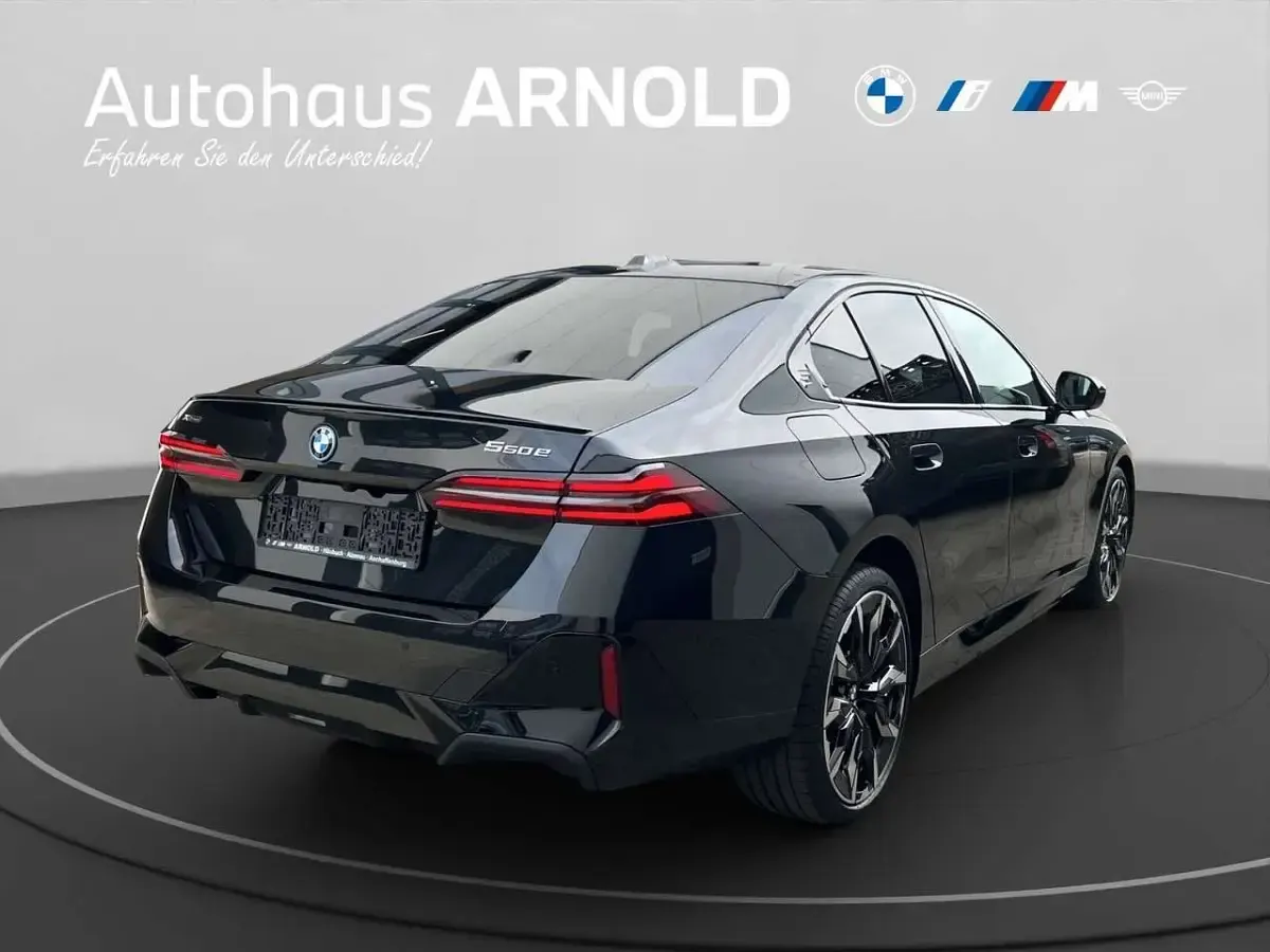 Neu BMW 550e M Sport 489 PS (359 kW) 2026 Black sapphire Limousine