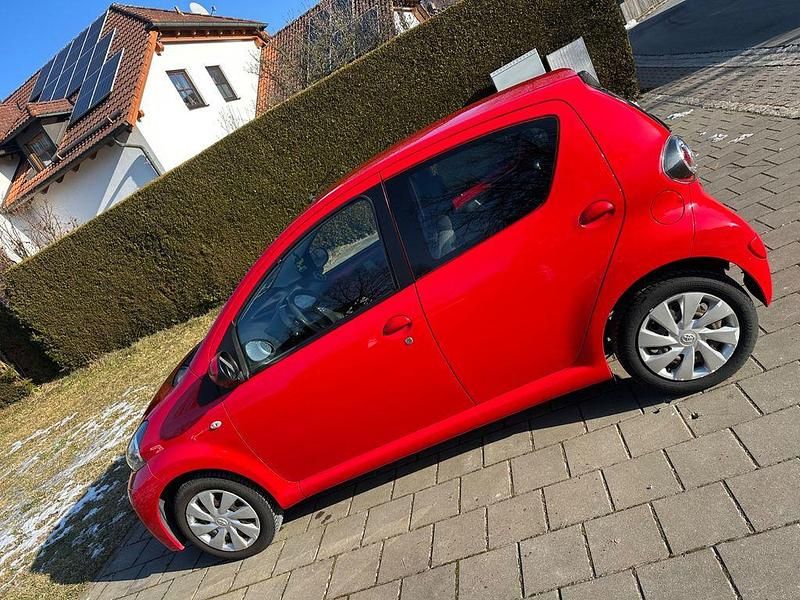 Gebraucht Toyota Aygo Cool 68 PS (50 kW) 2012 Rot Kleinwagen