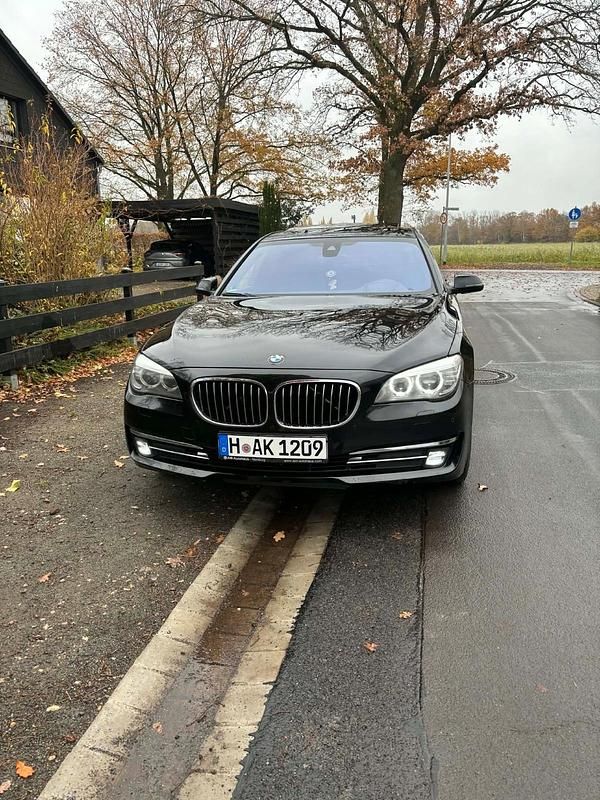 Schwarz Gebraucht 2013 BMW 730 Limousine | 12.999 € (Fairer Preis) - Bild 1/4