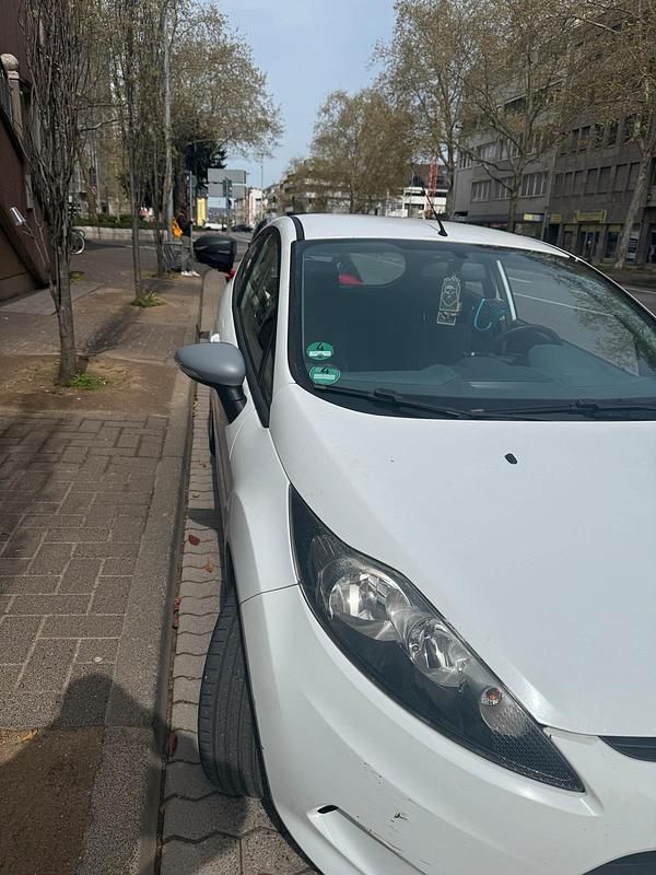 Gebraucht Ford Fiesta 60 PS (44 kW) 2010 Weiß Kleinwagen