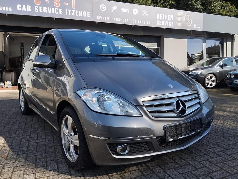 Grau Gebraucht 2011 Mercedes A180 Avantgarde Kleinwagen | 5.890 € (Fairer Preis) - Bild 1/4